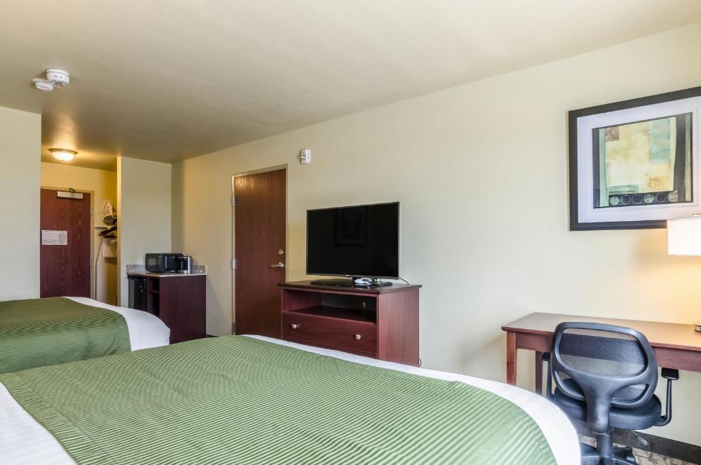 Deluxe Queen Room interior